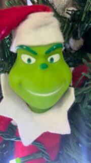 🎄El Elfo y el Grinsh nos dan los buenos días desde la fábrica #scandimirror_do #navidad #trabesuras