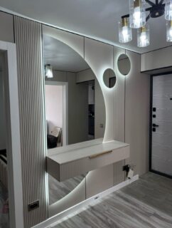 Espejo de media luna con flotantes personalizado 
#espejo #espejosdecorativos #espejomedialuna