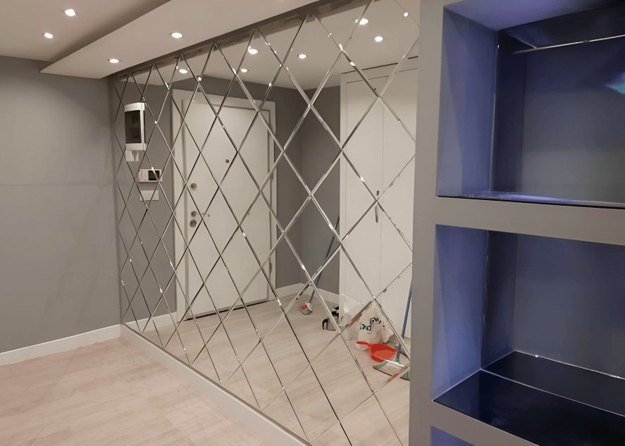 Fängslande reflektioner i vår runda spegel med integrerad LED-belysning