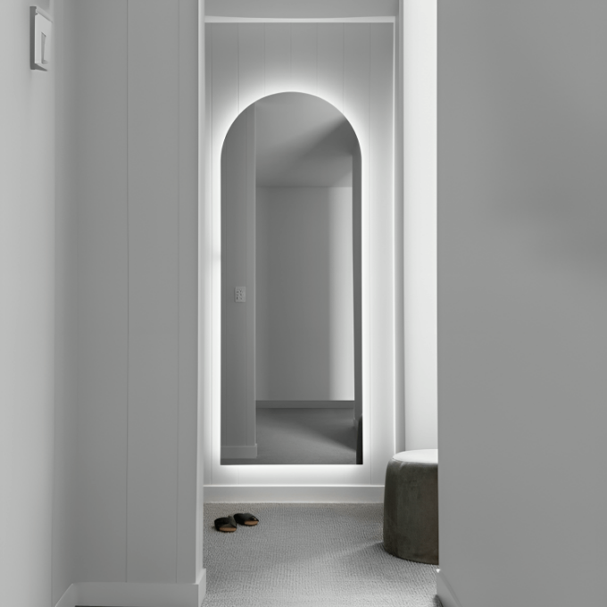 Sminkspegel och metallram i modern design