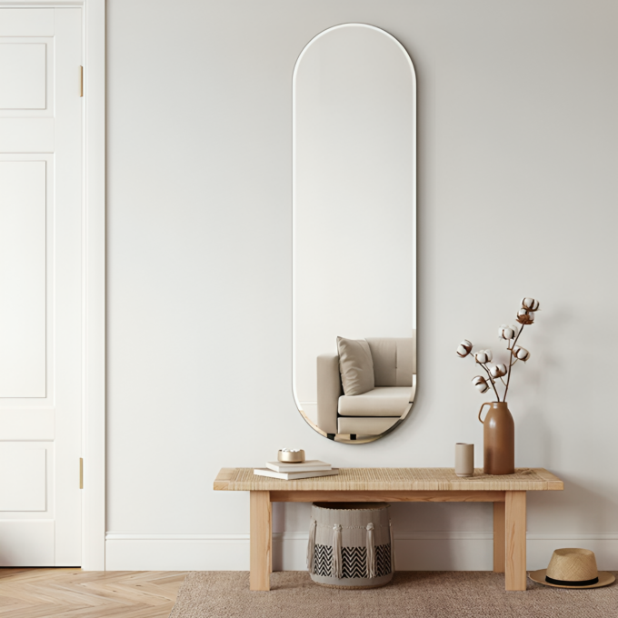 Oval spegel med subtil och elegant design