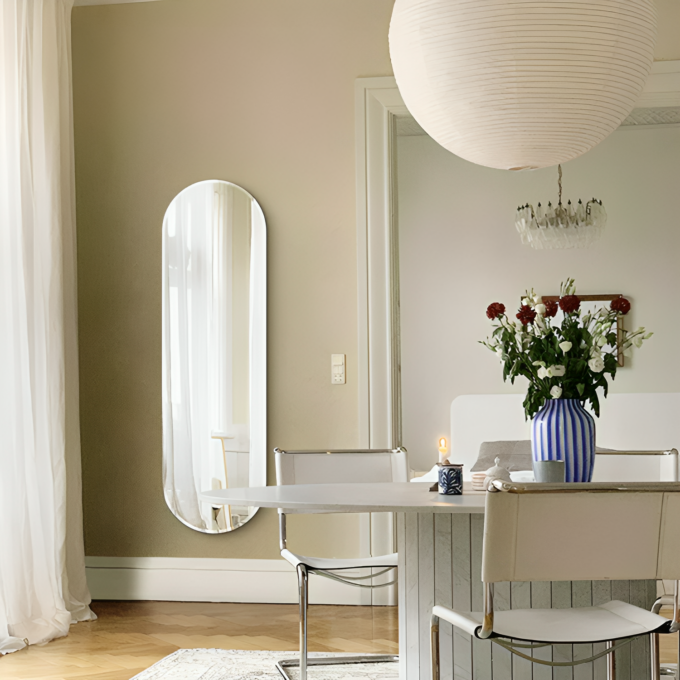 Oval spegel med träkant och minimalistisk estetik