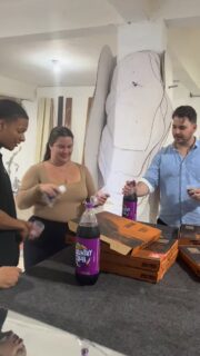 🍕 Día de Pizza con los Jefes — Sorpresa en la Fábrica 🤩
#ScandiMirrorRD #DiaDePizza #JefesConEstilo #BuenAmbienteLaboral #TrabajandoConSabor #EquipoScandi #SorpresaDelJefe #MomentoFlex #FelizEnElTrabajo #PizzaTimeRD