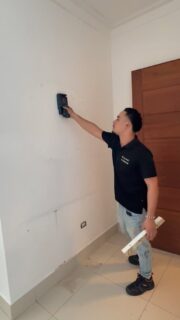 Antes de hacer cualquier agujero, pasamos el escáner. Puede parecer un paso extra, pero cuando estás trabajando en una pared donde podrían pasar tuberías de agua o cables eléctricos, vale más prevenir que lamentar.
#scandimirror_do #espejo #iluminaciónled #diseñodeinteriores #fabricantedeespejos